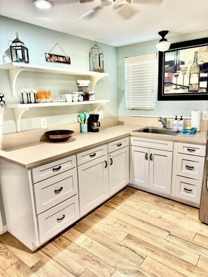 Private kitchen - Walking distance to the Beach! 2 kitchens! Ground floor access! (Galveston)