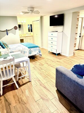 3 bedrooms, iron/ironing board, WiFi, bed sheets - Walking distance to the Beach! 2 kitchens! Ground floor access! (Galveston)