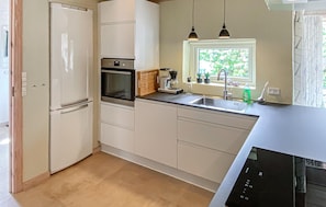 Coffee/tea maker, fridge, microwave, oven - 3 bedroom amazing home in Blåvand (Blåvand)