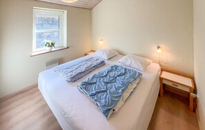 3 bedrooms, travel cot, free WiFi - 3 bedroom amazing home in Blåvand (Blåvand)