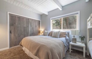 3 bedrooms, iron/ironing board, travel cot, free WiFi - Private Mountain Villa with Spa and Tree House (Big Bear, CA)