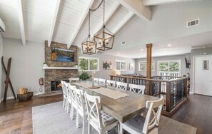 Dining - Private Mountain Villa with Spa and Tree House (Big Bear, CA)