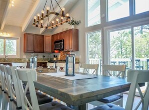 Dining - Private Mountain Villa with Spa and Tree House (Big Bear, CA)