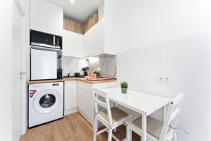 Fridge, microwave, oven, coffee/tea maker - GuestReady - Cosy retreat in Porto's Campanhã (Campanhã)