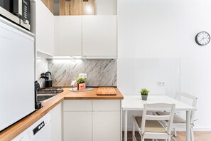 Fridge, microwave, oven, coffee/tea maker - GuestReady - Cosy retreat in Porto's Campanhã (Campanhã)