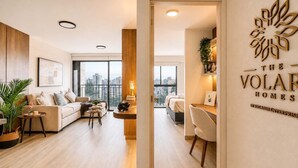 Een modern appartement met een woonkamer, eetgedeelte en slaapkamer.