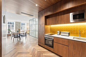 Kühlschrank, Mikrowelle, Ofen, Geschirrspüler