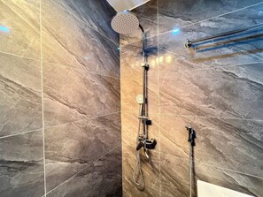 Signature tweepersoonskamer | Badkamer | Een douche, gratis toiletartikelen, een haardroger, pantoffels