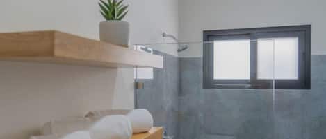 Een douche, een haardroger, shampoo