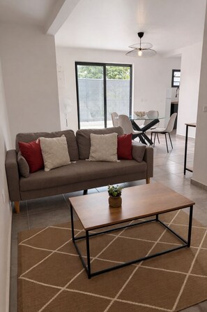 TV - Appartement Lagoon Moderne - Terrace - 5 min Marina du Marin (Le Marin)