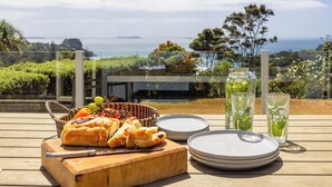 Une table dressée avec de la nourriture et des boissons, offrant une vue panoramique.