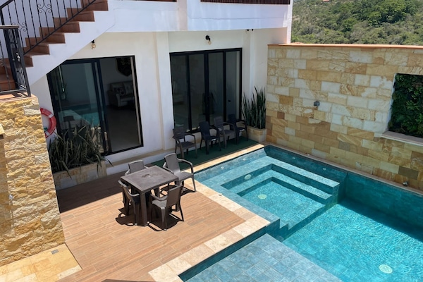 Una piscina al aire libre