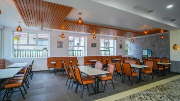 Deluxe Double Room, City View | Dining