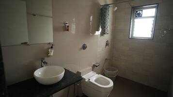 Deluxe Double Room, City View | Bathroom