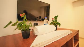 Deluxe Double Room, City View | Interior