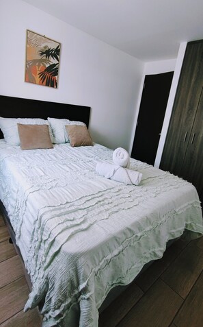3 bedrooms, iron/ironing board, free WiFi, bed sheets - Apartamento completo de 3 habitaciones y amenidades como piscina y gimnasio. (Ciudad de Guatemala)