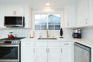 Fridge, microwave, oven, stovetop - Comfy Single Level House in the West Hills (Los Angeles)