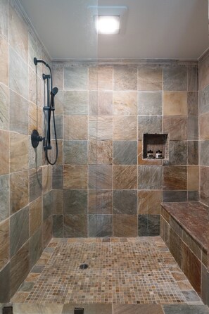 Shower, eco-friendly toiletries, hair dryer, bidet - Comfy Single Level House in the West Hills (Los Angeles)