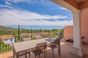 Outdoor dining - APARTMENT WITH SEA VIEW – DOMAINE DES RESTANQUES, GRIMAUD (GRIMAUD)