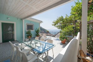 Outdoor dining - Atelier sul Mare exclusive property near the sea in Minori, Amalfi Coast (Minori)