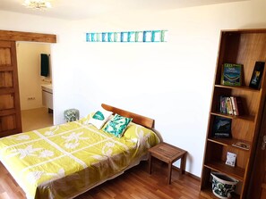 3 bedrooms, iron/ironing board, Internet, bed sheets