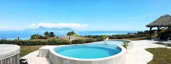 Villa with Pool & Jacuzzi, 180° panoramic view of the sea and Moorea