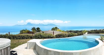 Villa with Pool & Jacuzzi, 180° panoramic view of the sea and Moorea