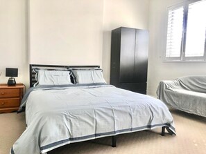 4 bedrooms, iron/ironing board, WiFi, bed sheets - House in Chatswood Comfortable and Excellent value (Chatswood)