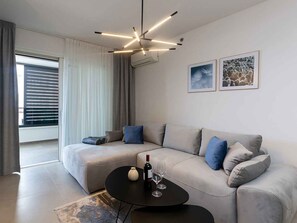 TV - Holiday Apartment Two-Bedroom Apartment No.5 with Balcony (Poreč)
