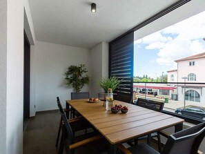 Outdoor dining - Holiday Apartment Two-Bedroom Apartment No.5 with Balcony (Poreč)