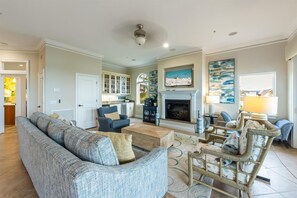 Luxury-Apartment, eingeschränkter Meerblick | Wohnbereich