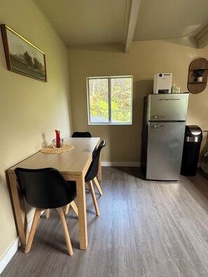 Dining - Rainforest Studio in Volcano- 3miles from National Park (Volcano)