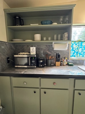 Fridge, microwave, stovetop, coffee/tea maker - Rainforest Studio in Volcano- 3miles from National Park (Volcano)