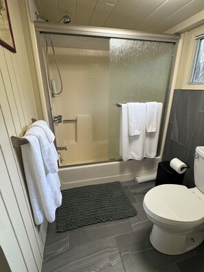 Towels, soap, shampoo, toilet paper - Rainforest Studio in Volcano- 3miles from National Park (Volcano)