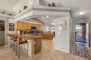 Fridge, microwave, oven, stovetop - Date Row Gem - Pool, Spa, Corner Lot, BBQ, Comfort (Lake Havasu City)