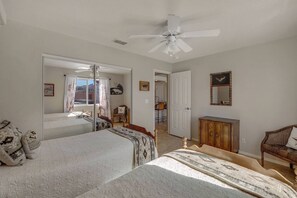 3 bedrooms, desk, WiFi, bed sheets - Date Row Gem - Pool, Spa, Corner Lot, BBQ, Comfort (Lake Havasu City)