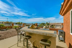 Terrace/patio - Date Row Gem - Pool, Spa, Corner Lot, BBQ, Comfort (Lake Havasu City)