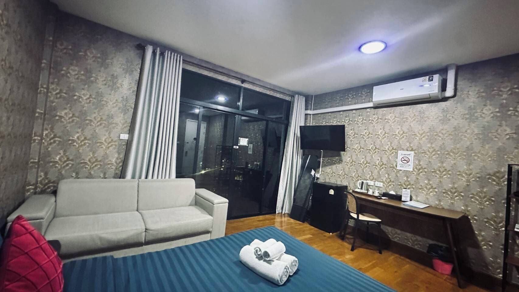 Deluxe King Size | Frigobar (abastecido com itens grátis), roupa de cama