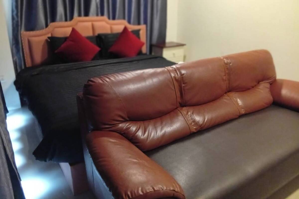 Queen bed ( Share Bathroom ) | มินิบาร์ฟรี, ผ้าปูที่นอน