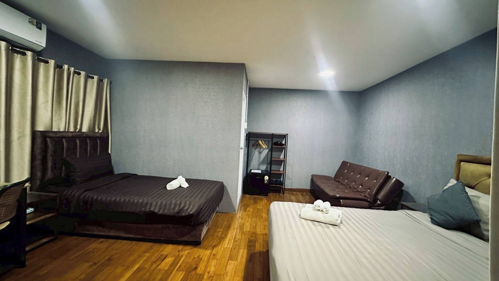 Une chambre d’hôtel avec un lit, une chaise, une armoire et un bureau.