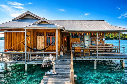 Nur Homestay Mini Resto and Souvenir