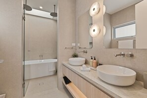 Hair dryer, towels - Bayside Luxury Retreat with Pool in Port Hacking (Port Hacking)