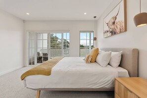 4 bedrooms, desk, iron/ironing board, travel crib - Bayside Luxury Retreat with Pool in Port Hacking (Port Hacking)