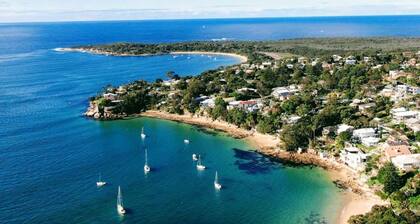 Bayside Luxury Retreat with Pool in Port Hacking