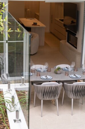 Outdoor dining - Bayside Luxury Retreat with Pool in Port Hacking (Port Hacking)