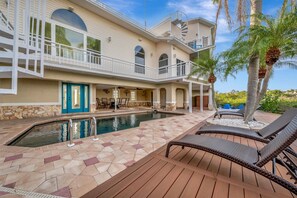 Outdoor pool - Palm Harbor Waterfront Home (Palm Harbor)