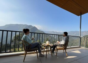 Habitación con 1 cama doble o 2 individuales, balcón, vistas al valle | Jardines del alojamiento
