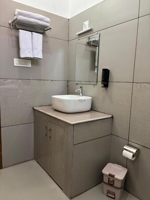 Bathroom - Vistaar Hotels & Resorts (Chamba)