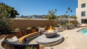 A rooftop patio with a fire pit, seating, and a pool. - Luxurious West Hollywood apartment (West Hollywood)