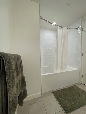 Hair dryer, towels, soap, toilet paper - Luxurious West Hollywood apartment (West Hollywood)